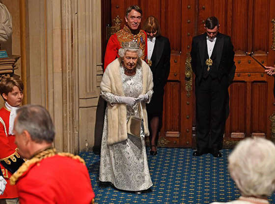 الملكة إليزابيث تخرق العادات الملكية.. تخلّت عن التاج الملكي! لماذا؟ صورة رقم 10