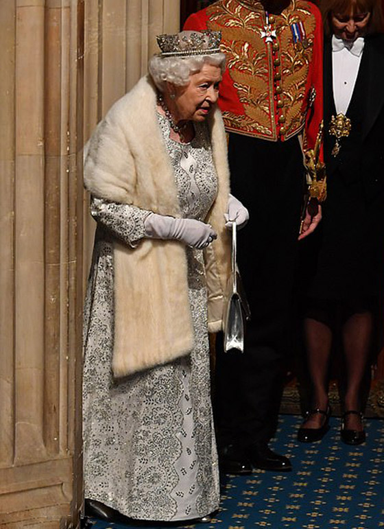 الملكة إليزابيث تخرق العادات الملكية.. تخلّت عن التاج الملكي! لماذا؟ صورة رقم 13