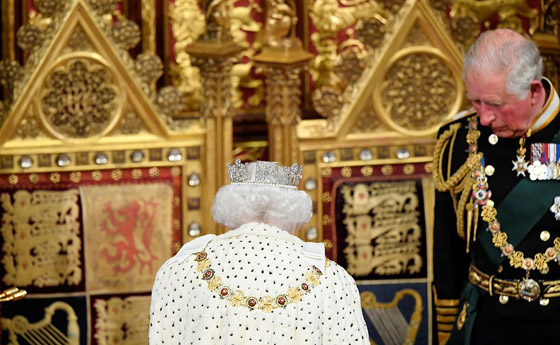 الملكة إليزابيث تخرق العادات الملكية.. تخلّت عن التاج الملكي! لماذا؟ صورة رقم 17