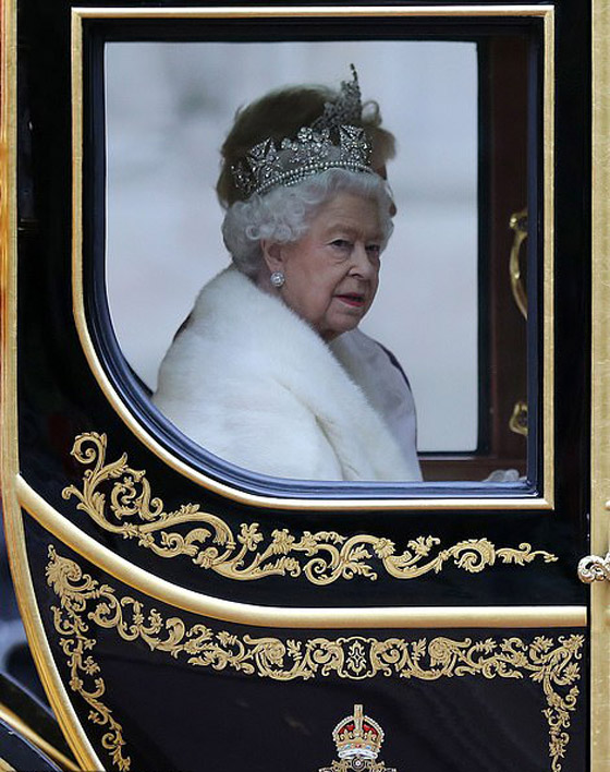 الملكة إليزابيث تخرق العادات الملكية.. تخلّت عن التاج الملكي! لماذا؟ صورة رقم 23