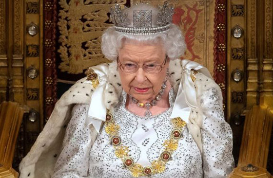 الملكة إليزابيث تخرق العادات الملكية.. تخلّت عن التاج الملكي! لماذا؟ صورة رقم 24