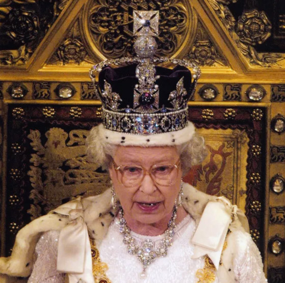الملكة إليزابيث تخرق العادات الملكية.. تخلّت عن التاج الملكي! لماذا؟ صورة رقم 25