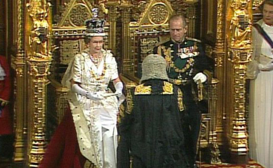 الملكة إليزابيث تخرق العادات الملكية.. تخلّت عن التاج الملكي! لماذا؟ صورة رقم 26