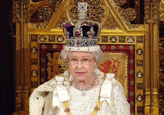 الملكة إليزابيث تخرق العادات الملكية.. تخلّت عن التاج الملكي! لماذا؟ صورة رقم 5