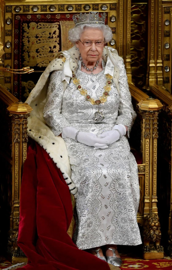 الملكة إليزابيث تخرق العادات الملكية.. تخلّت عن التاج الملكي! لماذا؟ صورة رقم 2