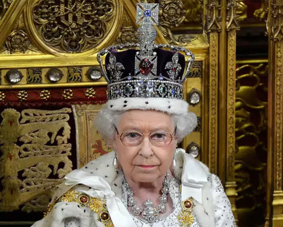الملكة إليزابيث تخرق العادات الملكية.. تخلّت عن التاج الملكي! لماذا؟ صورة رقم 28