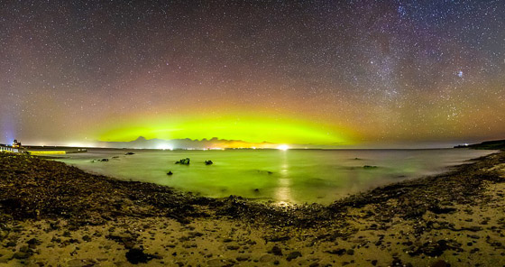 لقطات مذهلة لتحوّل لون السماء للأخضر أعلى بحيرة إسكتلندية! صور صورة رقم 1