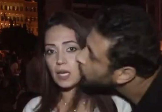 بالفيديو: متظاهر لبناني يفاجىء مراسلة بقبلة على الهواء صورة رقم 1