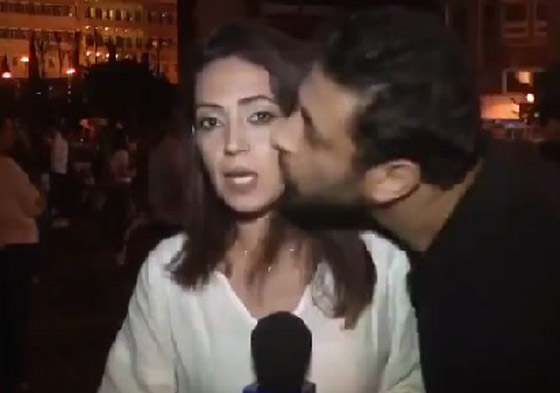 بالفيديو: متظاهر لبناني يفاجىء مراسلة بقبلة على الهواء صورة رقم 2