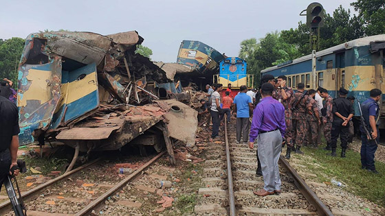 مأساة بنغلادش.. مقتل وإصابة العشرات في تصادم قطارين! فيديو صورة رقم 1