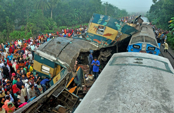 مأساة بنغلادش.. مقتل وإصابة العشرات في تصادم قطارين! فيديو صورة رقم 3