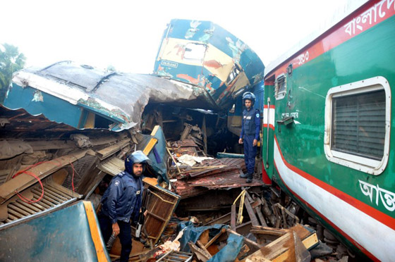 مأساة بنغلادش.. مقتل وإصابة العشرات في تصادم قطارين! فيديو صورة رقم 4