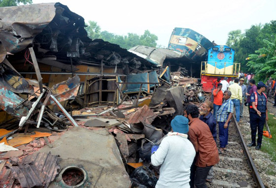 مأساة بنغلادش.. مقتل وإصابة العشرات في تصادم قطارين! فيديو صورة رقم 5