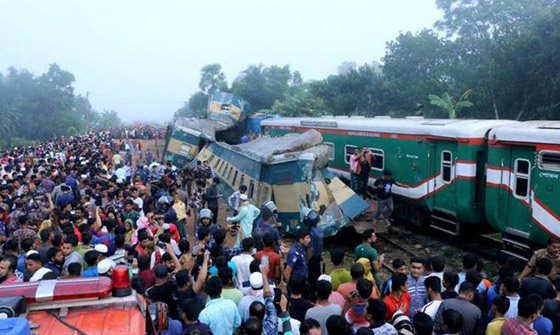 مأساة بنغلادش.. مقتل وإصابة العشرات في تصادم قطارين! فيديو صورة رقم 6