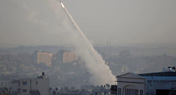 فيديو للحظة الدمار.. صاروخ إسرائيلي يهدم منزلا فلسطينيا صورة رقم 4