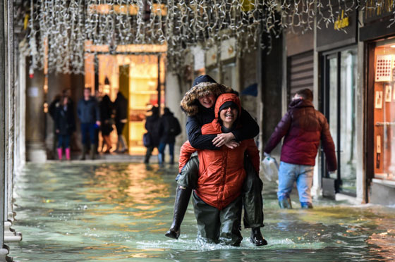 بالصور.. بوتين يعانق روسية وزعيم كوريا الشمالية بين النساء صورة رقم 8