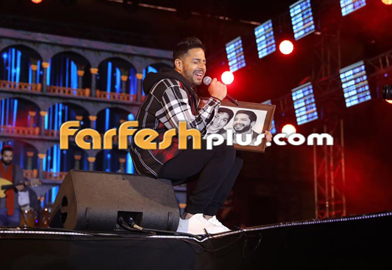 فيديو: بكاء محمد حماقي على المسرح بسبب صورة والده الراحل! صورة رقم 4 فيديو: بكاء محمد حماقي على المسرح بسبب صورة والده الراحل! صورة رقم 4