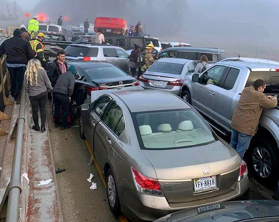 بالصور: تصادم عشرات السيارات في حادث سير بسبب الجليد والضباب! صورة رقم 6