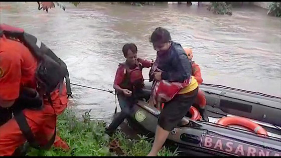 فيضانات تغرق العاصمة الإندونيسية.. قتلى ومشردون بالآلاف صورة رقم 6