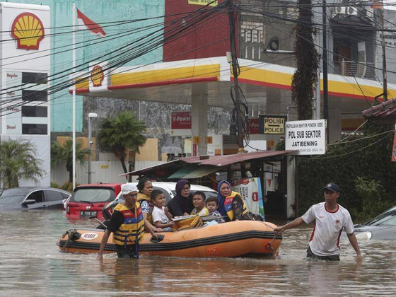 فيضانات تغرق العاصمة الإندونيسية.. قتلى ومشردون بالآلاف صورة رقم 7