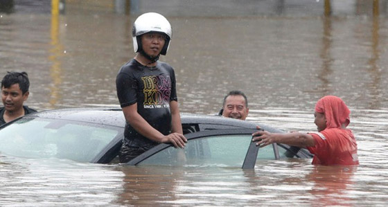 فيضانات تغرق العاصمة الإندونيسية.. قتلى ومشردون بالآلاف صورة رقم 10