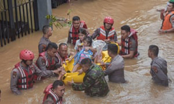 فيضانات تغرق العاصمة الإندونيسية.. قتلى ومشردون بالآلاف صورة رقم 12