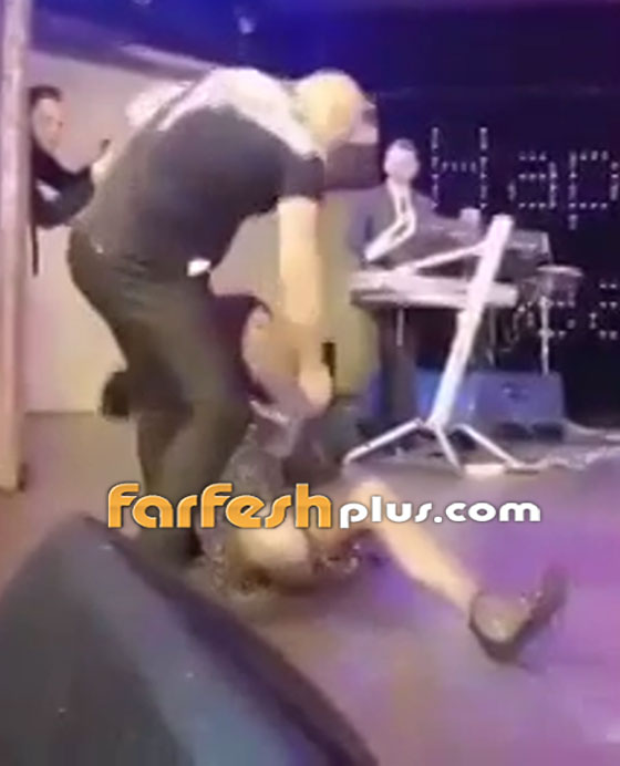 شاهدوا.. عامر زيان يحيي حفل رأس السنة وحبيب معجبة يشدها ويرميها أرضاً بسبب غيرته صورة رقم 5 شاهدوا.. عامر زيان يحيي حفل رأس السنة وحبيب معجبة يشدها ويرميها أرضاً بسبب غيرته صورة رقم 5