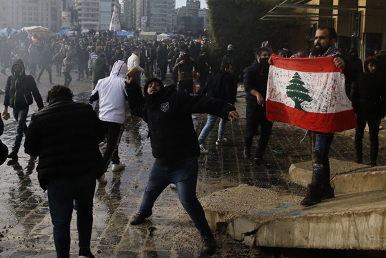 لبنان.. إصابة عشرات المحتجين في 