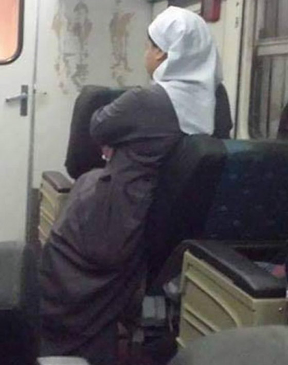 راهبة مصرية تخطف القلوب بموقف إنساني مؤثر مع طفلة يتيمة وتذهل الجميع! صورة رقم 2