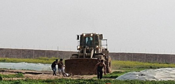 إسرائيل تقتل فلسطينيا على حدود غزة.. وتسحبه بالجرافة صورة رقم 4