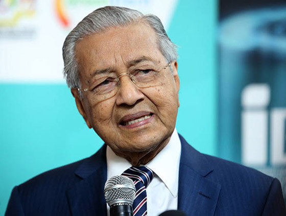 استقالة رئيس وزراء ماليزيا مهاتير محمد بعد محاولة شركائه إسقاط الحكومة صورة رقم 1