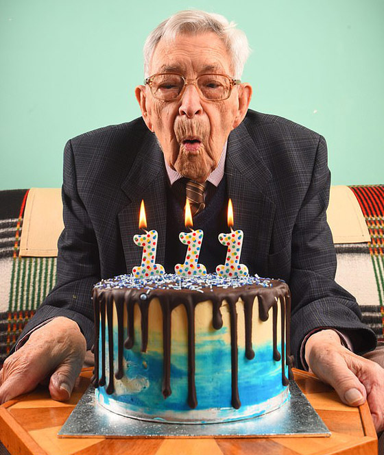 أكبر رجل في العالم بعمر 111 عاما: كان يجب أن أكون ميتا الآن! صورة رقم 4