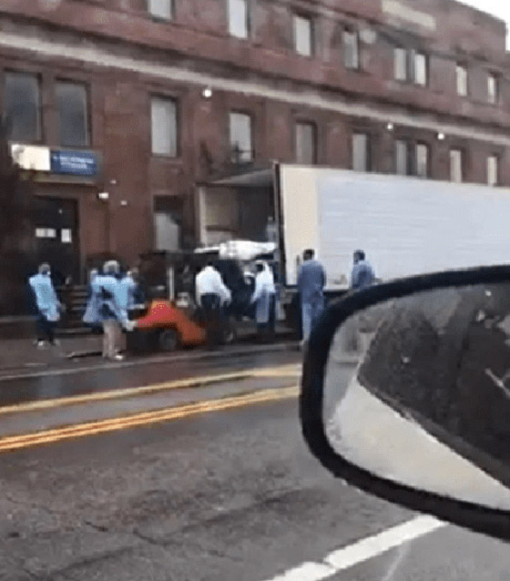 بسبب فيروس كورونا.. فيديو شاحنة الجثث يثير الذعر في نيويورك! صورة رقم 1