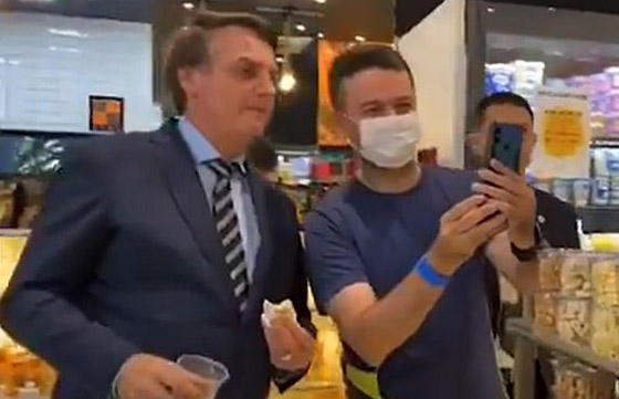 مسح أنفه ثم صافح امرأة.. رئيس البرازيل ينتهك قواعد كورونا! فيديو صورة رقم 10
