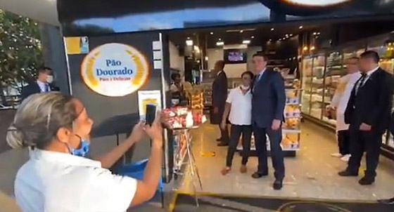 مسح أنفه ثم صافح امرأة.. رئيس البرازيل ينتهك قواعد كورونا! فيديو صورة رقم 11
