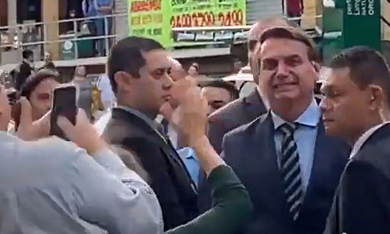 مسح أنفه ثم صافح امرأة.. رئيس البرازيل ينتهك قواعد كورونا! فيديو صورة رقم 13
