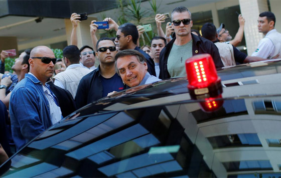 مسح أنفه ثم صافح امرأة.. رئيس البرازيل ينتهك قواعد كورونا! فيديو صورة رقم 3