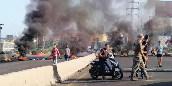 لبنان.. قطع طرقات احتجاجا على تردي الأوضاع المعيشية صورة رقم 3