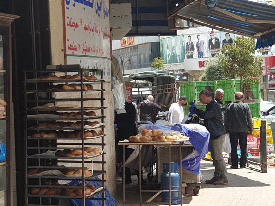 لا تباعد ولا كمامات بأسواق فلسطين.. فهل انتهى كورونا؟ صورة رقم 3