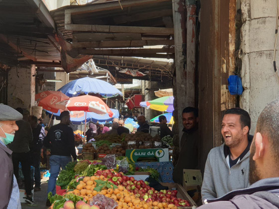 لا تباعد ولا كمامات بأسواق فلسطين.. فهل انتهى كورونا؟ صورة رقم 1