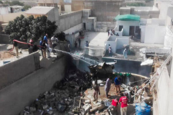 تحطم طائرة على متنها 107 ركاب فوق حي مكتظ بالسكان في باكستان صورة رقم 10