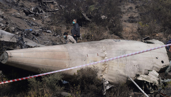 تحطم طائرة على متنها 107 ركاب فوق حي مكتظ بالسكان في باكستان صورة رقم 13