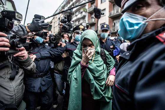  صور وفيديو: مهاجمة الإيطالية سيلفيا رومانو (خائنة ومجنونة!) لاعتناقها الإسلام صورة رقم 10