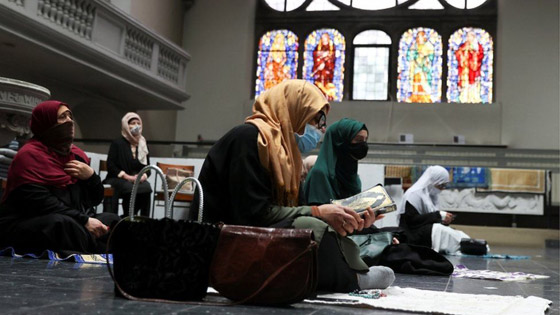ما أجمل التسامح: كنيسة برلين تستضيف المسلمين لأداء صلاة العيد.. فيديو وصور صورة رقم 3