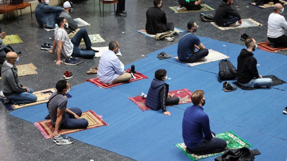 ما أجمل التسامح: كنيسة برلين تستضيف المسلمين لأداء صلاة العيد.. فيديو وصور صورة رقم 4