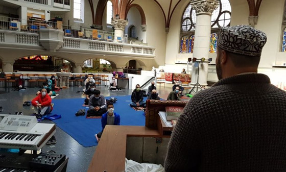 ما أجمل التسامح: كنيسة برلين تستضيف المسلمين لأداء صلاة العيد.. فيديو وصور صورة رقم 6