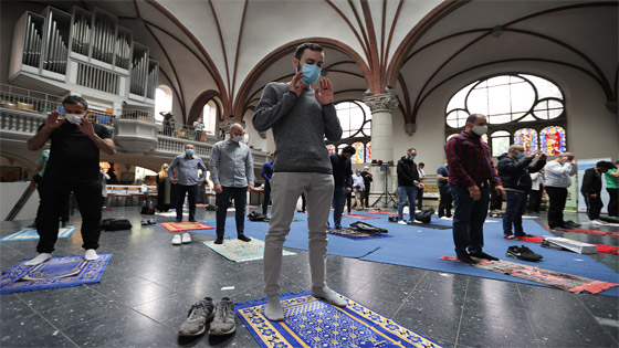 ما أجمل التسامح: كنيسة برلين تستضيف المسلمين لأداء صلاة العيد.. فيديو وصور صورة رقم 9