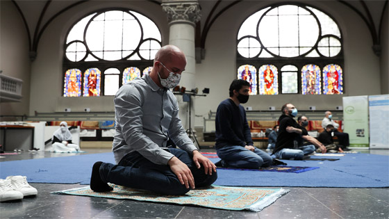 ما أجمل التسامح: كنيسة برلين تستضيف المسلمين لأداء صلاة العيد.. فيديو وصور صورة رقم 1