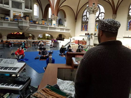 ما أجمل التسامح: كنيسة برلين تستضيف المسلمين لأداء صلاة العيد.. فيديو وصور صورة رقم 10
