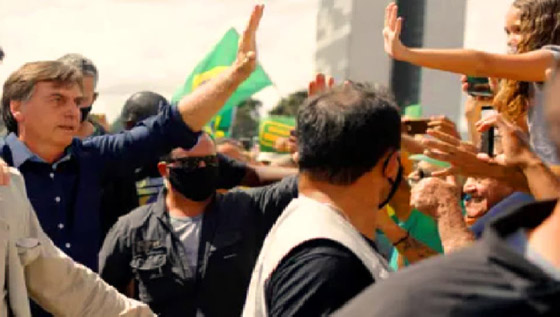 بالفيديو: رئيس البرازيل يخلع الكمامة ويستخف بفيروس كورونا مجددا! صورة رقم 2